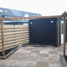 Tuin met zwarte schutting