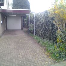 Tuin met parkeerplek